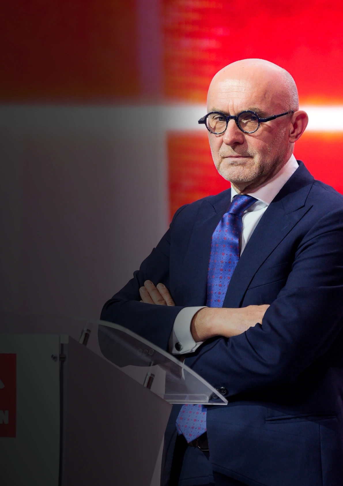 Ireneusz Fąfara, Prezes Zarządu ORLEN, stojący ze skrzyżowanymi rękami przy mównicy.