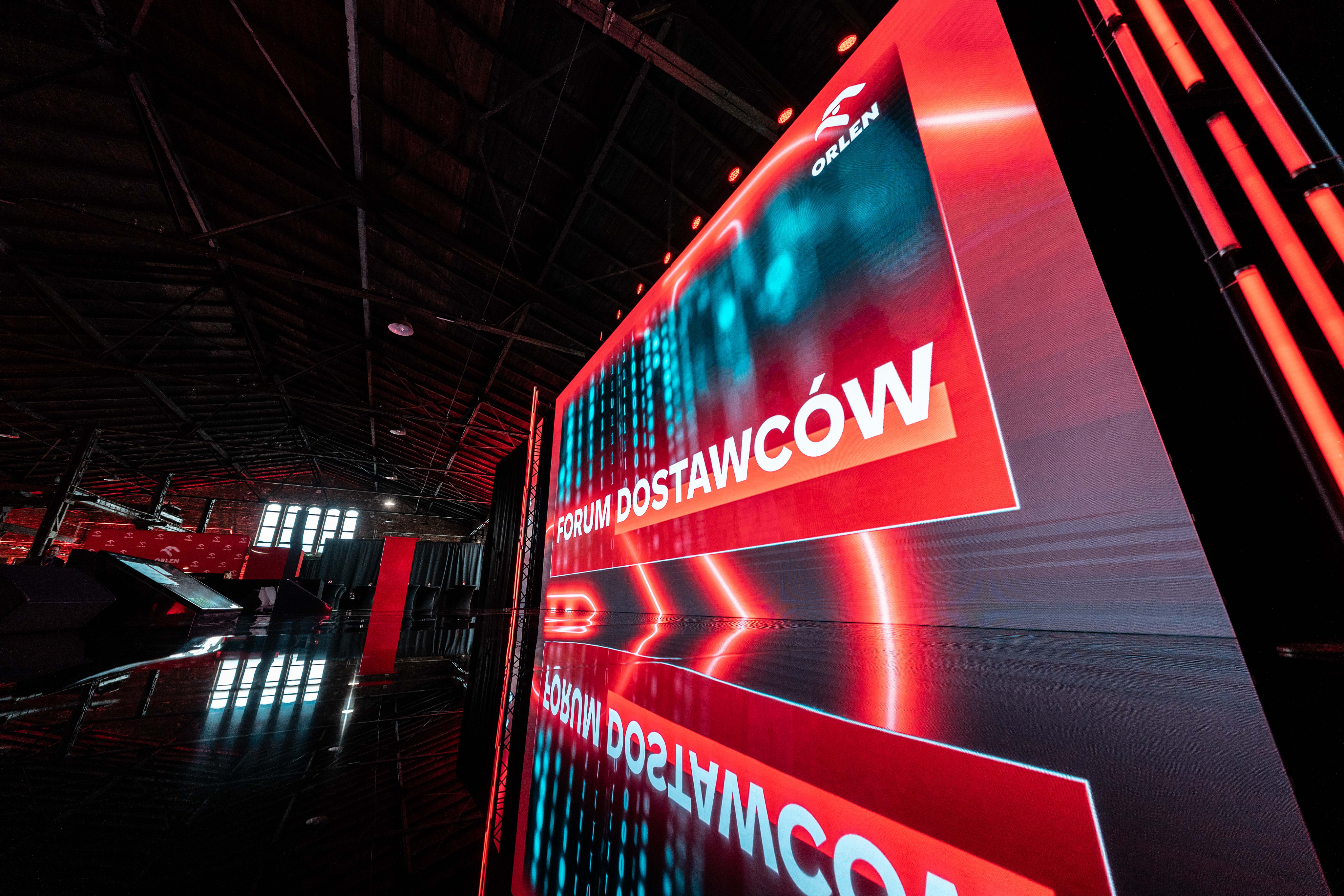 Scenografia Forum Dostawców z ekranem i czerwonym oznakowaniem ORLEN.